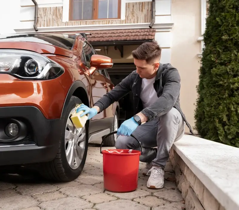 Lavage auto à domicile Flagey-Echézeaux : professionnel intervenant sur un véhicule